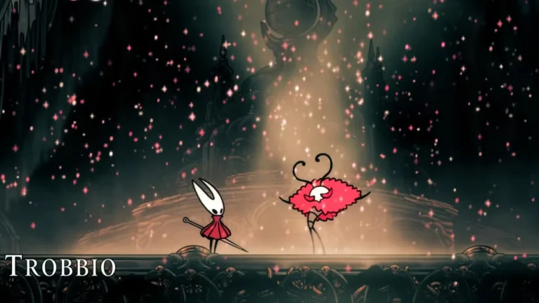 La bataille dramatique contre le boss Trobbio sur la scène, montrant Hornet face à l'ennemi théâtral sous un ciel étoilé avec des décorations de scène ornées et des effets d'éclairage magiques créant une atmosphère de performance épique